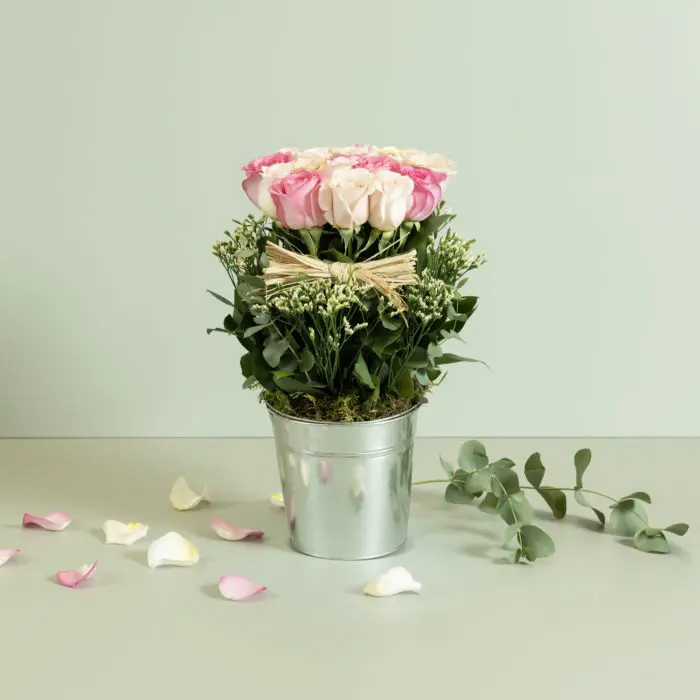 Composizione alta di rose fresche