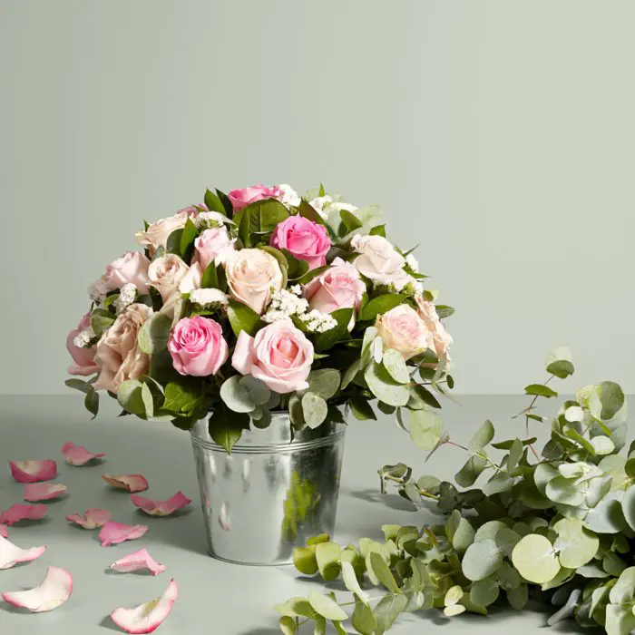 Composizione tonda di rose fresche