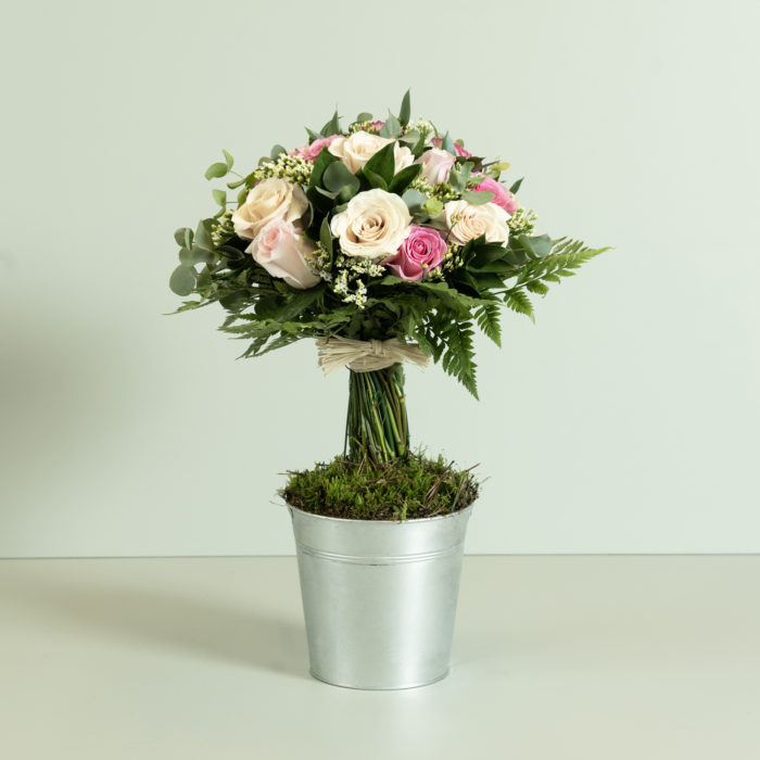 Albero di rose fresche