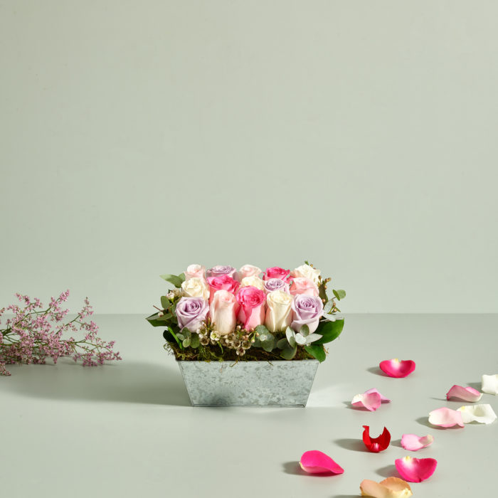 Composizione rettangolare di rose fresche