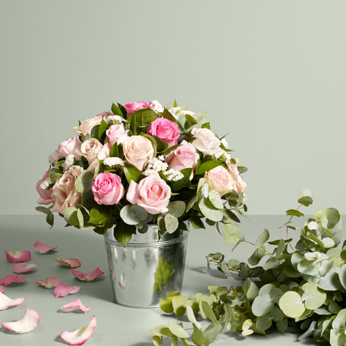 Composizione tonda di rose fresche